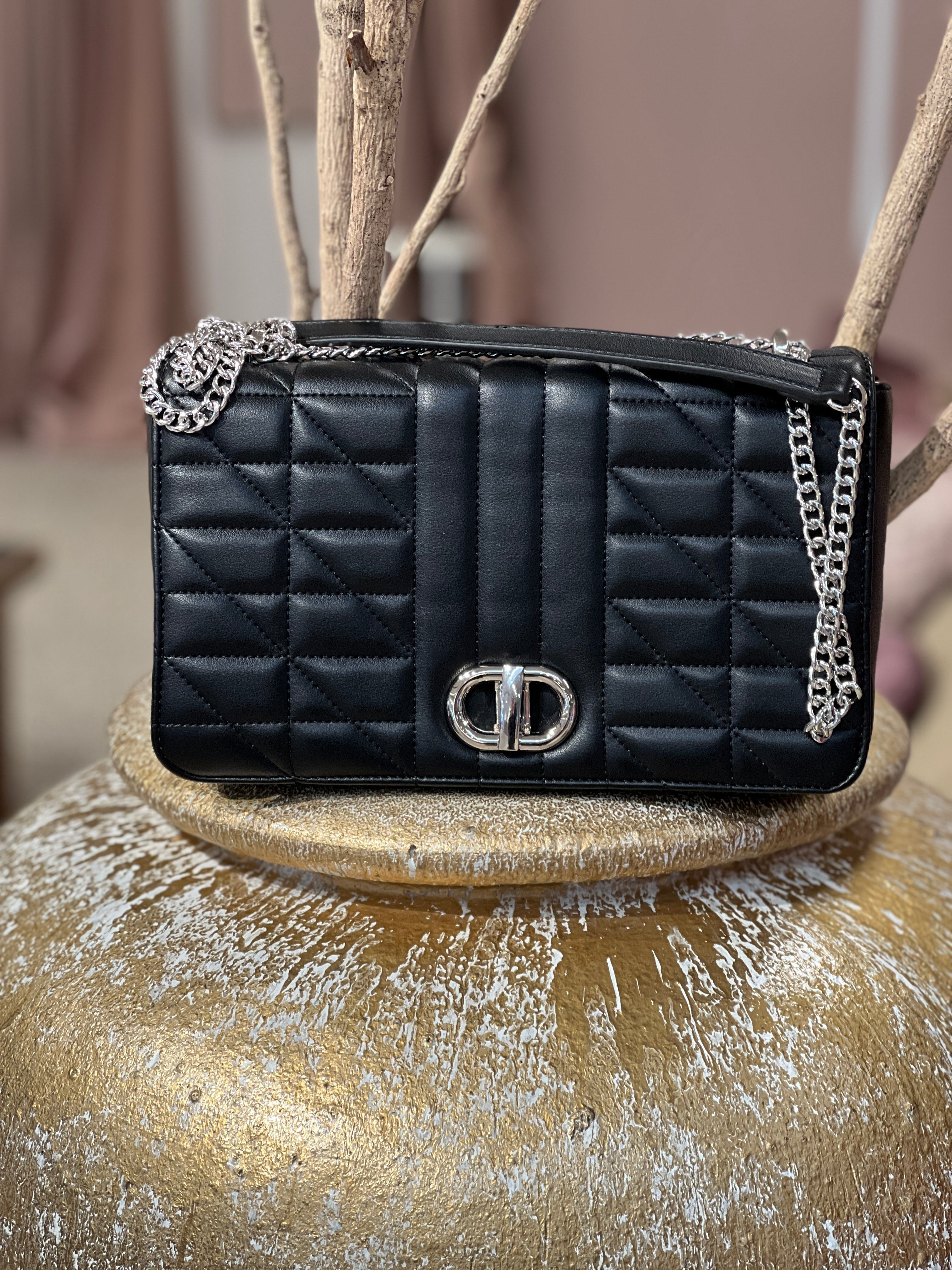 Hallie - Stor korsväska med silverfärgad kedja och stängning